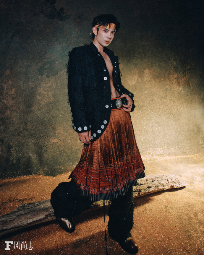 Pre - นิตยสาร F风尚志 เฝิงเจี้ยนอวี่ 冯建宇 FengJianYu 2025 A/B/C+การ์ด+โพลารอยด์