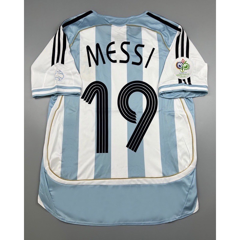 Retro เสื้อบอล ย้อนยุค ทีมชาติ อาเจนติน่า 2006 เหย้า Retro Argentina Home พร้อมเบอร์ชื่อ MESSI # 19 อาร์มบอลโลก เรโทร