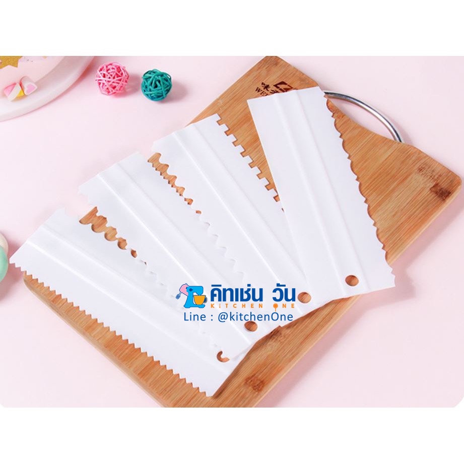 แผ่นปาดครีมเค้กพลาสติก เซต 4 ชิ้น ปาดครีมเค้กได้ 8 ลาย แผ่นปาดครีม ชุดที่ปาดข้างเค้ก