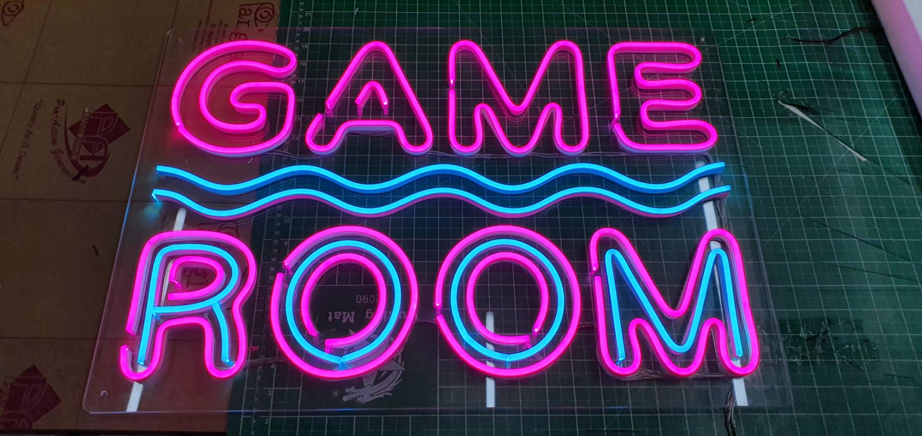 ป้ายไฟนีออน"game room"