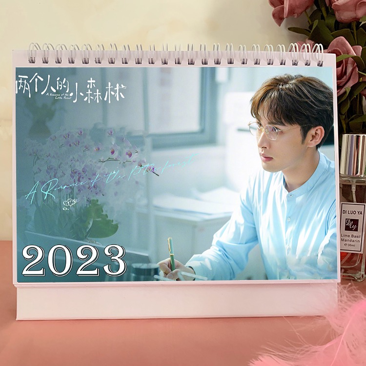 Pre - ปฏิทินตั้งโต๊ะลาย พฤกษาเพียงรัก 2023 อวี๋ซูซิน จางปินปิน