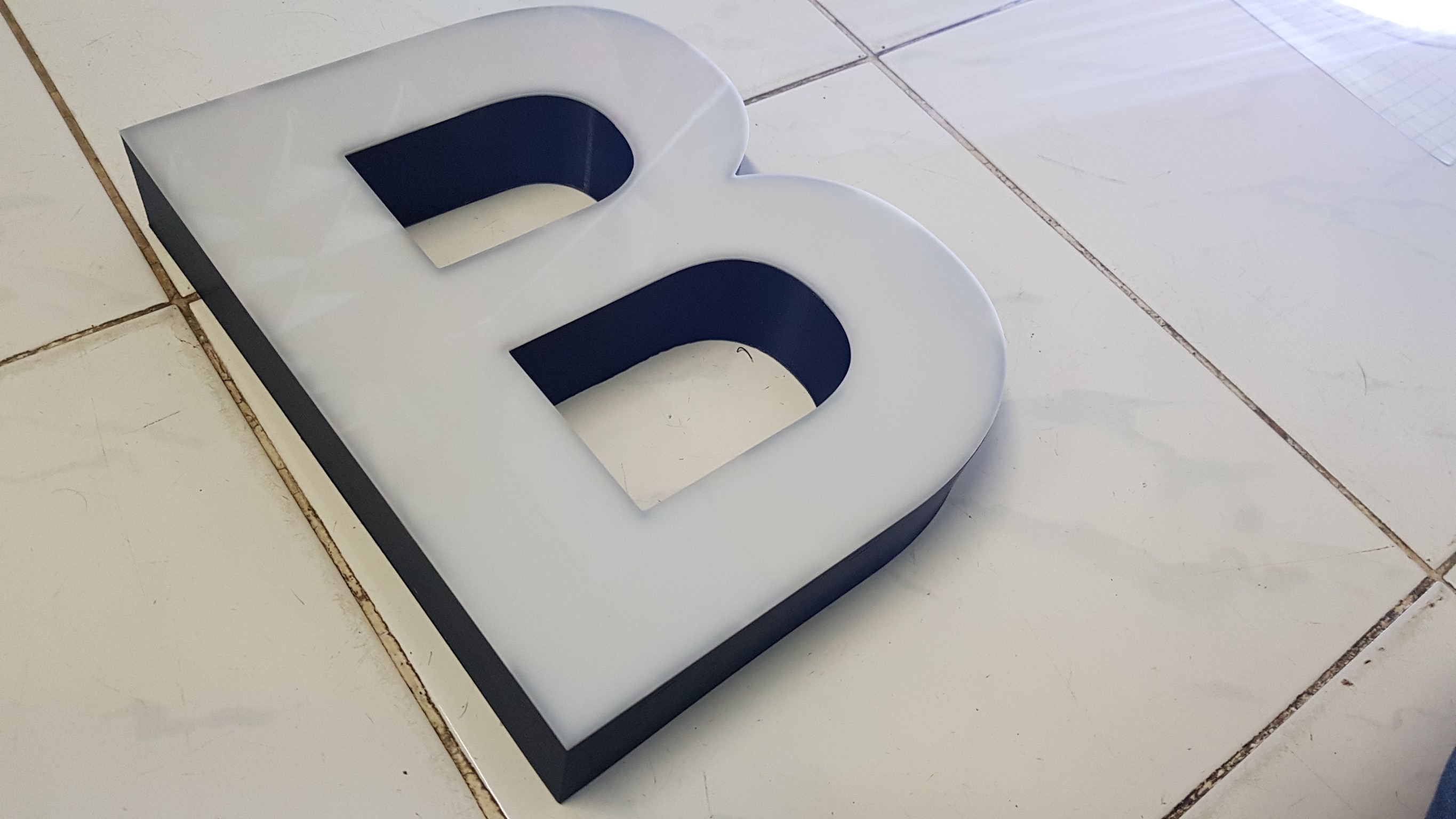 ตัวอักษรไร้คิ้ว ขอบ 3D "GABBA"