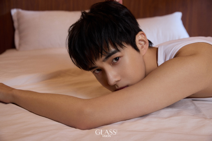 Pre - นิตยสาร GLASS VISION หวังเทียนเฉิน WangTianChen & Guzicheng กู่จื่อเฉิง 2025+การ์ด