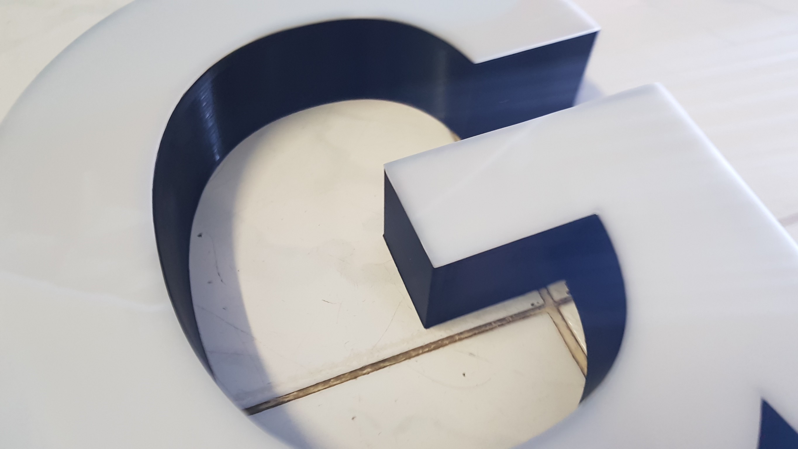 ตัวอักษรไร้คิ้ว ขอบ 3D "GABBA"