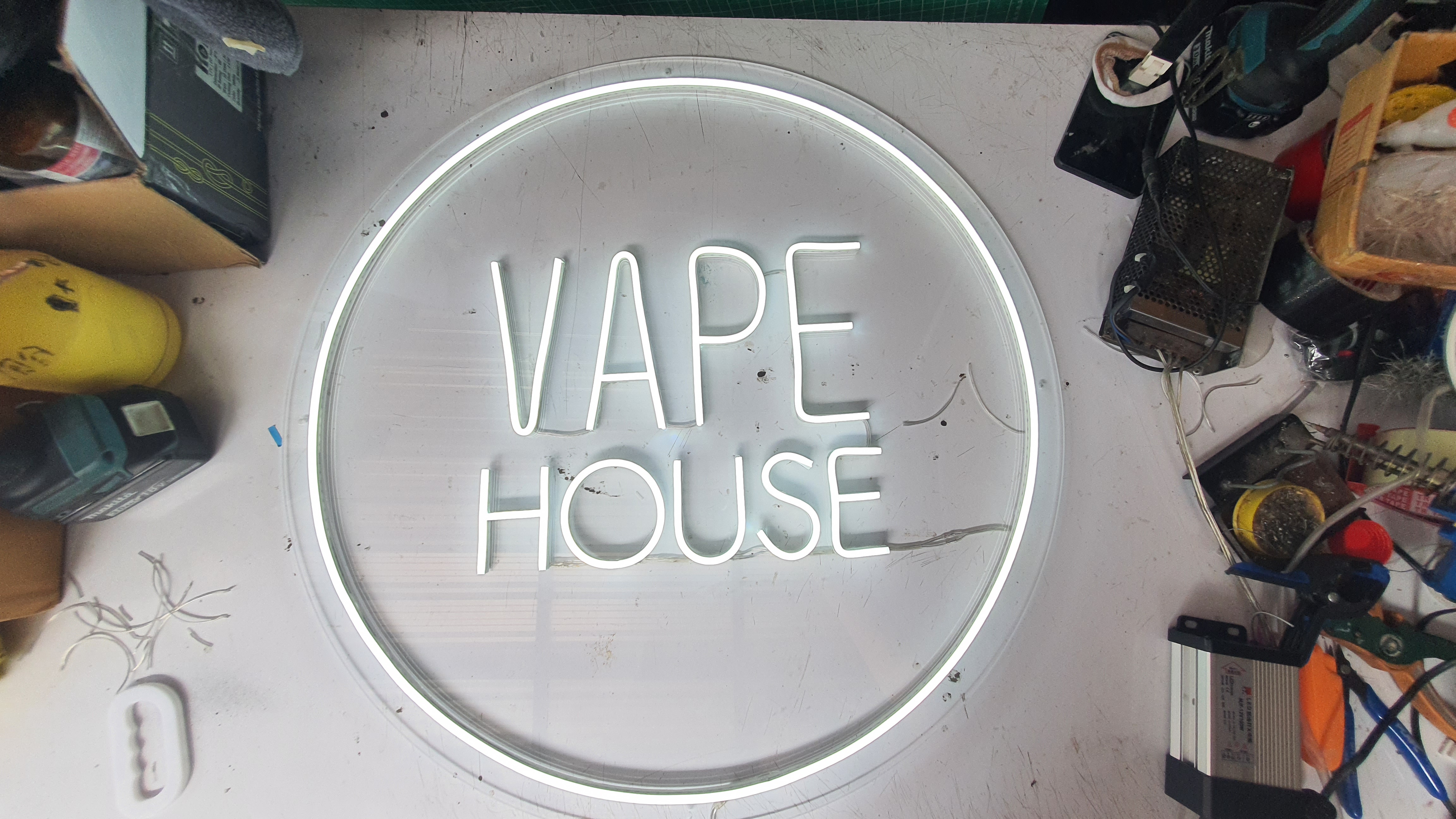 ป้ายนีออนฟรค สีขาว VAPE HOUSE