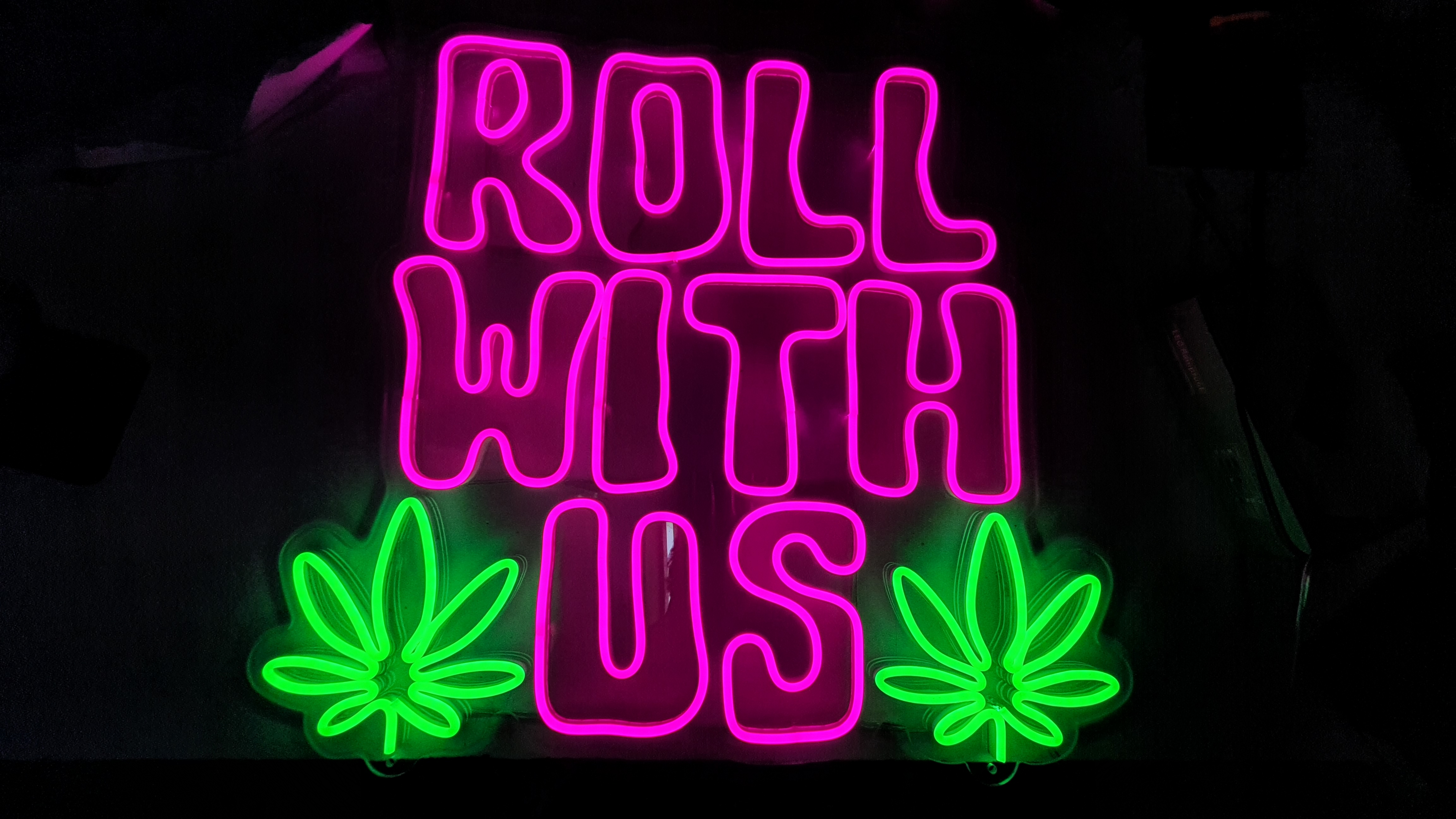 ป้ายนีออนฟรค สีชมพู สีเขียว ROLL WITH US