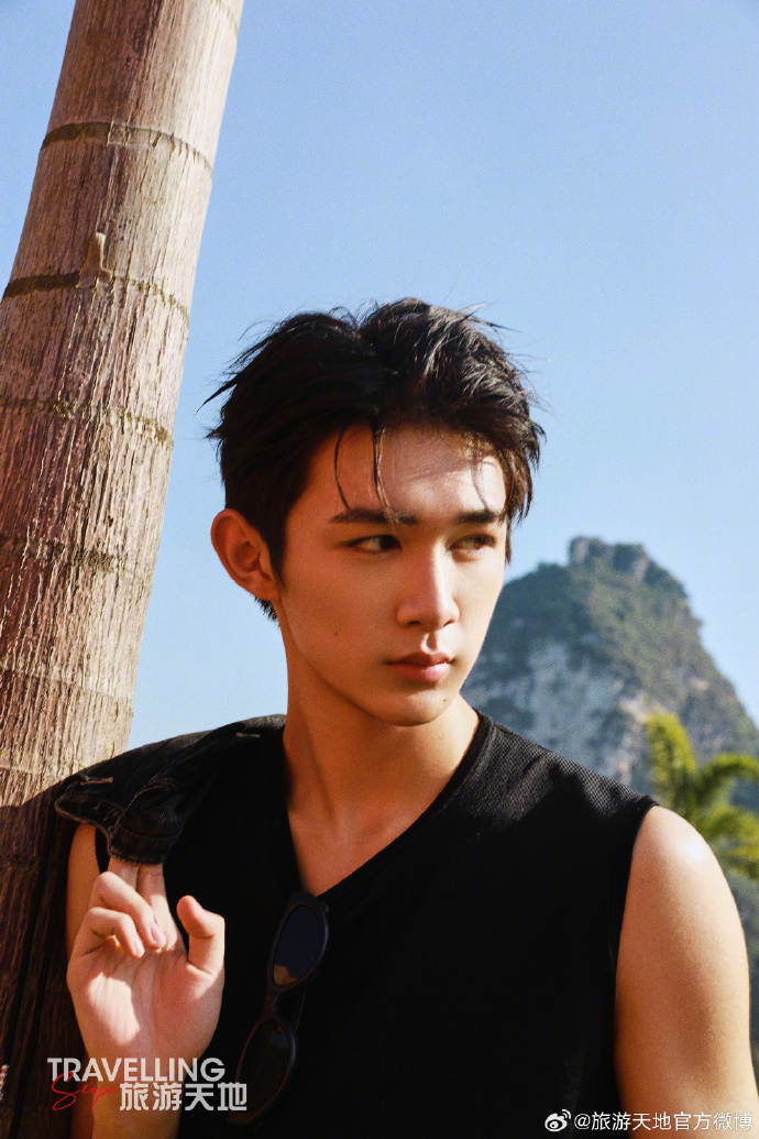 Pre - นิตยสาร Travelling Scope หรงจื่อซาน RongZishan 12/2024