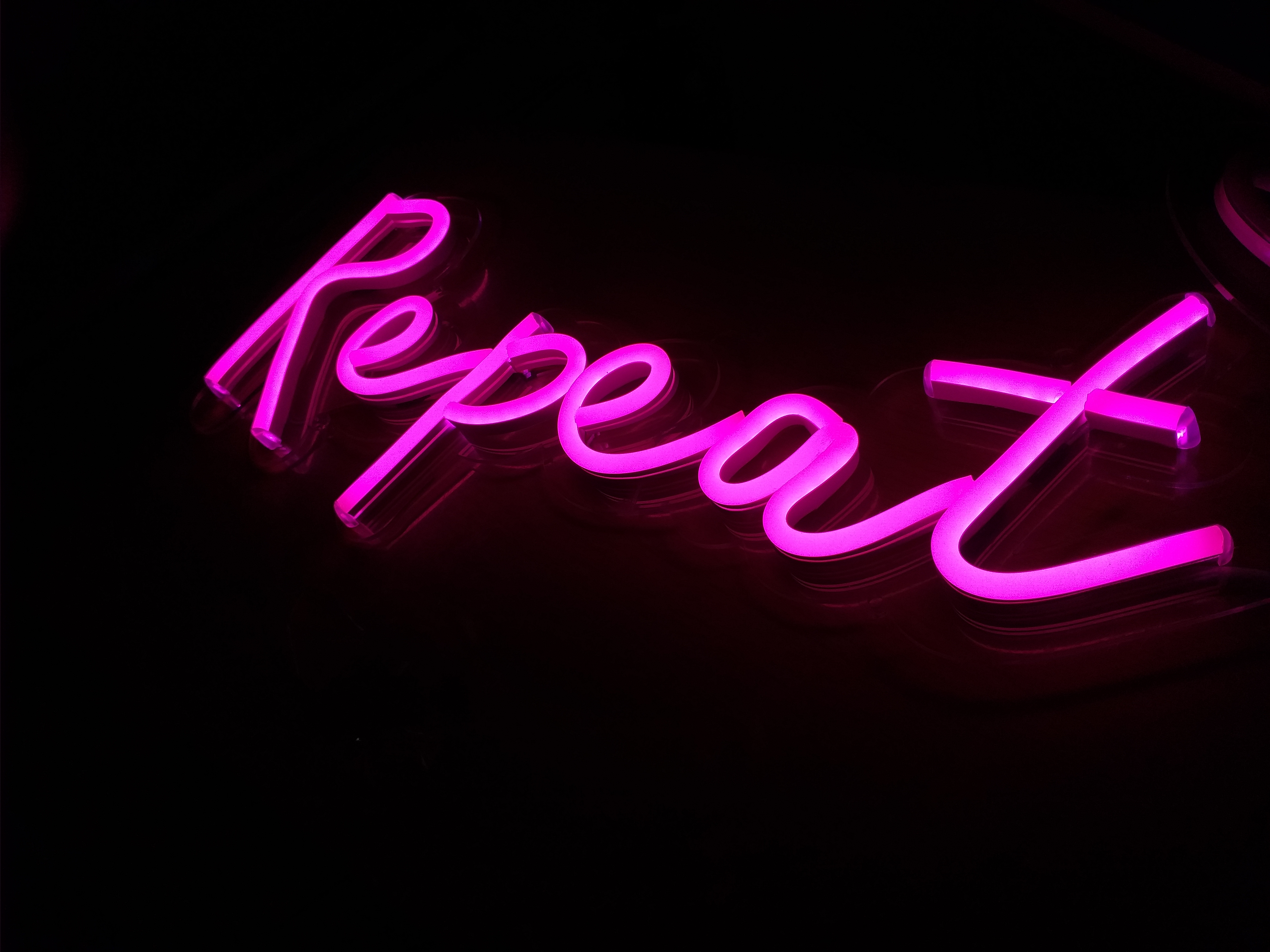 ป้ายไฟ นีออนเฟรค NeonFlex "Repeat" ไฟสีขาว ติดลงบนอะคริลิคใส รับผลิตตามรูปแบบที่ต้องการ