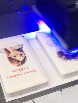 บริการพิมพ์ power bank แบตสำรอง ด้วยยูวี UV