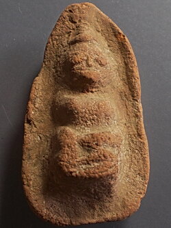 พระถ้ำเสือ เนื้อดิน พิมพ์กลาง กรุเขาดีสลัก สุพรรณบุรี (ขายแล้ว)