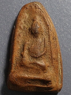 พระสรรค์นั่ง เนื้อดิน จ.ชัยนาท พิมพ์ไหล่ยก