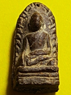 พระรอดวัดพระสิงห์ ใต้ฐานลงจารย์ลพ.เงิน ปี 2496