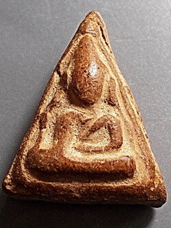 นางพญาหูกระต่าย เนื้อดิน กรุวัดสุดสวาสดิ์ พิษณุโลก