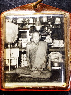 รูปถ่ายขาวดำหลังจารย์ ลพ.สังวาลย์ วัดทุ่งสามัคคีธรรม ในเลี่ยมเดิม