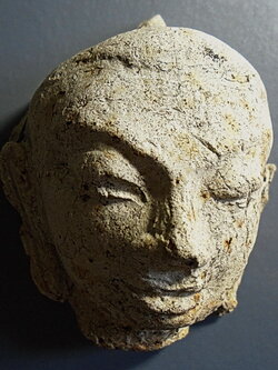 เศียรพระ เนื้อดินขาว ยุคหริภูญไชย จังหวัดลำพูน