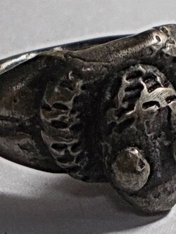 แหวนงู เนื้อสัมฤทธิ์เงิน ยุคแรก ลพ.อิ่ม วัดหัวเขา สุพรรณบุรี (ขายแล้ว)