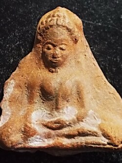 พระร่วงนั่งเข่ากว้าง เนื้อดิน สุโขทัย