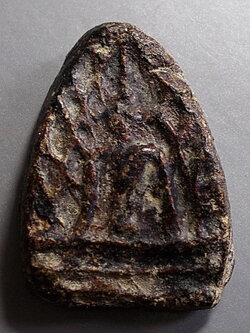 พระกลีบบัวข้างขีด เนื้อผงจุ่มรัก กรุวัดเฉลิมพระเกียรติ