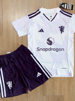 ชุดฟุตบอลเด็ก – 2025-26 ชุดฟุตบอลเด็กเเมนยูฯ สีขาว สำหรับเด็ก Fans Edition เกรดแฟนบอล Size 18-28