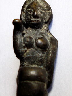 นางกวักเก่า เนื้อสัมฤทธิ์ ขนาดห้อยบูชา