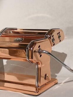 Marcato Atlas 150 (Made in Italy) เครื่องรีดแป้งและตัดเส้นบะหมี่,พาสต้า รุ่นสี เปลี่ยนหัวตัดเส้นได้ สีทองแดง พร้อมรับประกันจากโรงงานผู้ผลิต 2 ปี หากใช้ในครัวเรือน หากใช้ในเชิงพาณิชย์ 1 ปี