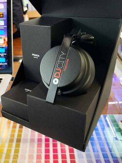 พิมพ์ยูวี สกรีนโลโก้ ชื่อ บนหูฟังสเตอริโอ แบบ Over-Ear