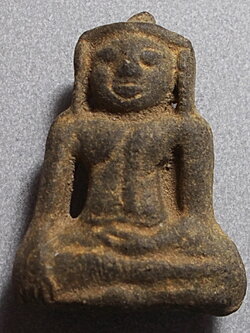 พระร่วงนั่งแขนโปร่ง (แขนทะลุ) กรุวัดพระยาดำ สุโขทัย