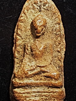 พระรอดแสงตา เนื้อดิน กรุวัดมหาวัน จ.ลำพูน