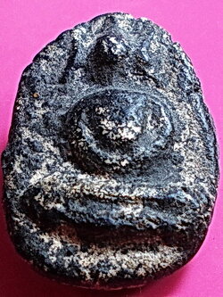 พระลึกลับ พระผงกลีบบัวสมาธิเก่าไม่ทราบที่