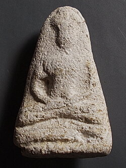 พระกรุอัมพวัน นครนายก พิมพ์กลีบบัวสมาธิ