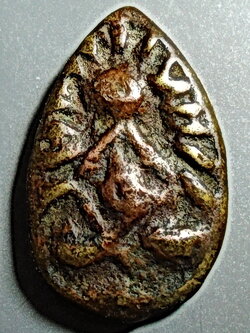 พระปิดตาลึกลับข้างรัศมีหลังยันต์ พิมพ์กลีบบัว เนื้อสัมฤทธิ์