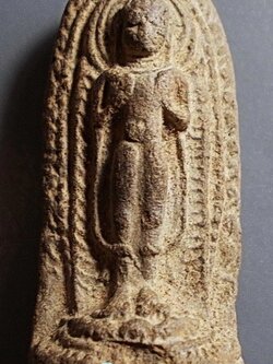 พระเนื้อดิน ศิลปทวารวดี พิมพ์ยืน