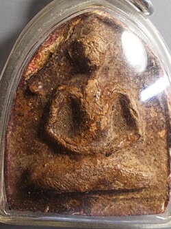 พระแผงตัดเดี่ยว พิมพ์ใหญ่ สมาธิ เนื้อดิน กรุวัดกระชาย อยุธยา ในเลี่ยมพร้อมบูชา