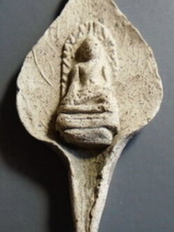 พระรอดใบโพธิ์ เนื้อดินขาว กรุมหาวัน ลำพูน