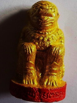 หนุมาน เนื้อผงชมพูนุช ผสมว่าน108 วัดซับลำใยปี 43 หลวงปู่หมุนและอาจารย์ตั้ว ปลุกเสก พิธีปลุกเสก 5 วาระ ปี 2543-2544 ขนาดห้อยบูชา