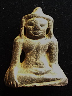 พระร่วงนั่งแขนโปร่ง (แขนทะลุ) กรุวัดพระยาดำ สุโขทัย