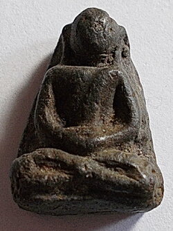 พระเนื้อผงคลุกรัก พิมพ์สมาธิเข่าบ่วง