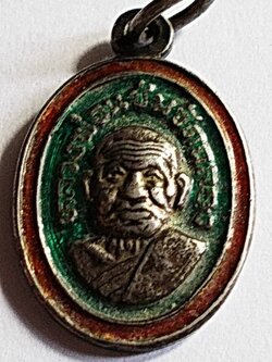 เหรียญเม็ดแตง หลวงพ่อแช่ม วัดฉลอง ภูเก็ต เนื้อเงินลงยา ห่วงเชื่อม ปี 2535