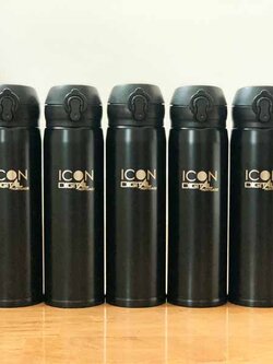 เลเซอร์โลโก้บนกระบอกน้ำ สลักโลโก้บนชิ้นงานทรงโค้ง