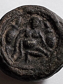 เม็ดกระดุมท้าวกุเวรเนื้อดิน ศิลปทวารวดียุคต้น ขุดได้จากเมืองโบราณอู่่ทอง จังหวัดสุพรรณบุรี