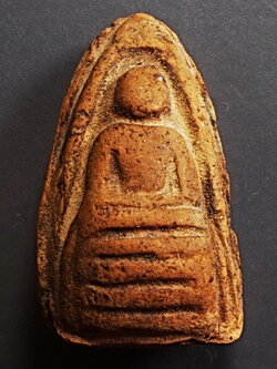 พระลบลำพูน กรุหนองสะเหน่า พิมพ์ใหญ่ฐาน 3 ชั้น ลำพูน