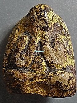 พระปิดตา เนื้อผงพุทธคุณ มีรักแดงเก่าทองเดิม