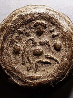 เม็ดกระดุมท้าวกุเวร เนื้อดิน สุพรรณบุรี ศิลปทวาราวดี ยุคต้น