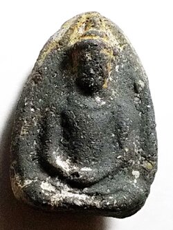 พระร่วงนั่งบรรจุกริ่ง เนื้อดิน กรุคลองทรงกระเทียม