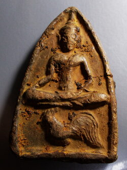 พระขุนแผนขี่ไก่หลังยันต์ เนื้อดินทราย กรุพิกุล หลวงพ่อกวย วัดโฆสิตาราม ชัยนาท