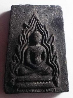 พระพุทธชินราช กรุทับผึ้ง สุโขทัย เนื้อดำใบลานหลังยันต์ ปี 2473