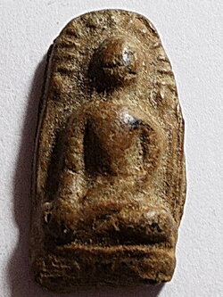 พระรอด กรุวัดหัวข่วง พิมพ์เศียรโล้น เนื้อดิน จ.เชียงใหม่