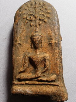 พระยอดขุนพลพะเยา พิมพ์ปรกโพธิ์ เนื้อดิน ปางมารวิชัย