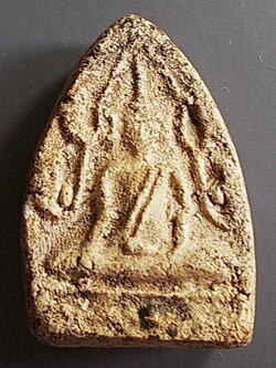 พระผง กรุวัดเฉลิมพระเกียรติ พิมพ์กลีบบัวซุ้มชินราช