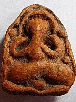 พระปิดตาเก่าๆ เนื้อดินผสมผง